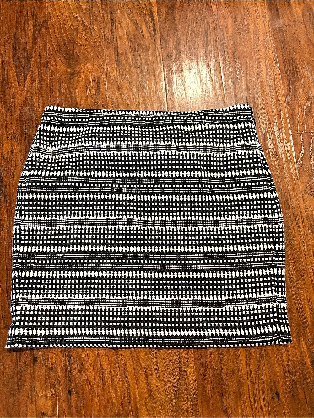 Banana Republic Geometric Mini Skirt in Black & White Size 10 Like New